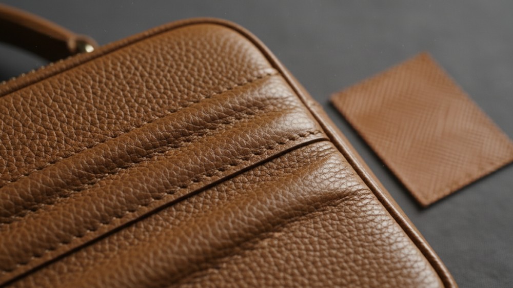close-up-of-full-grain-and-saffiano-leather-textures